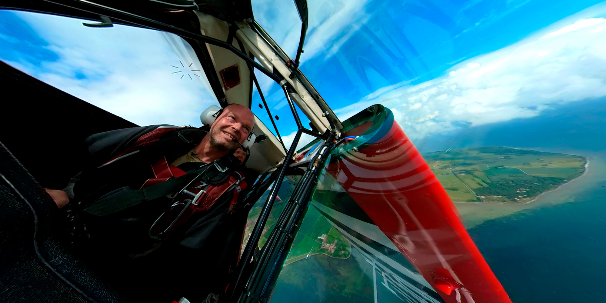 Mand i et lille fly over kystlandskabet