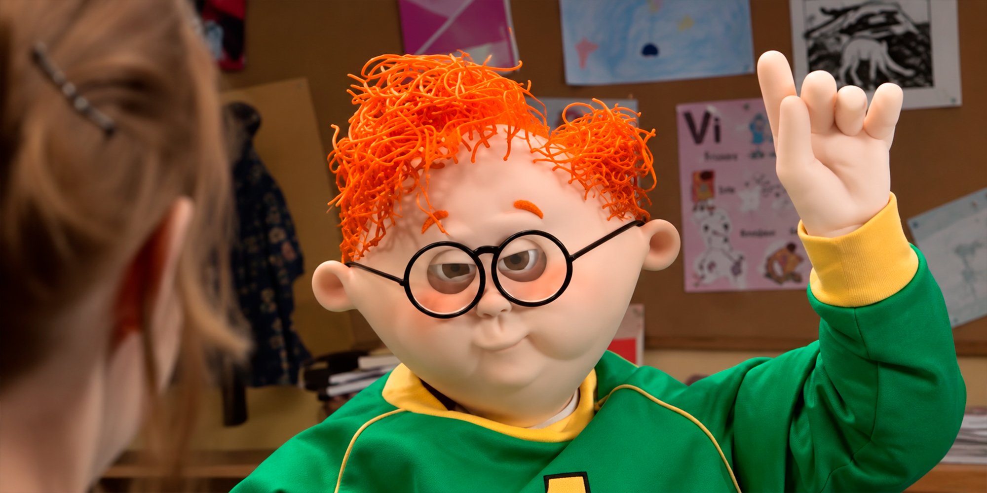 Dukken Jeppe med orange hår rækker hånden op
